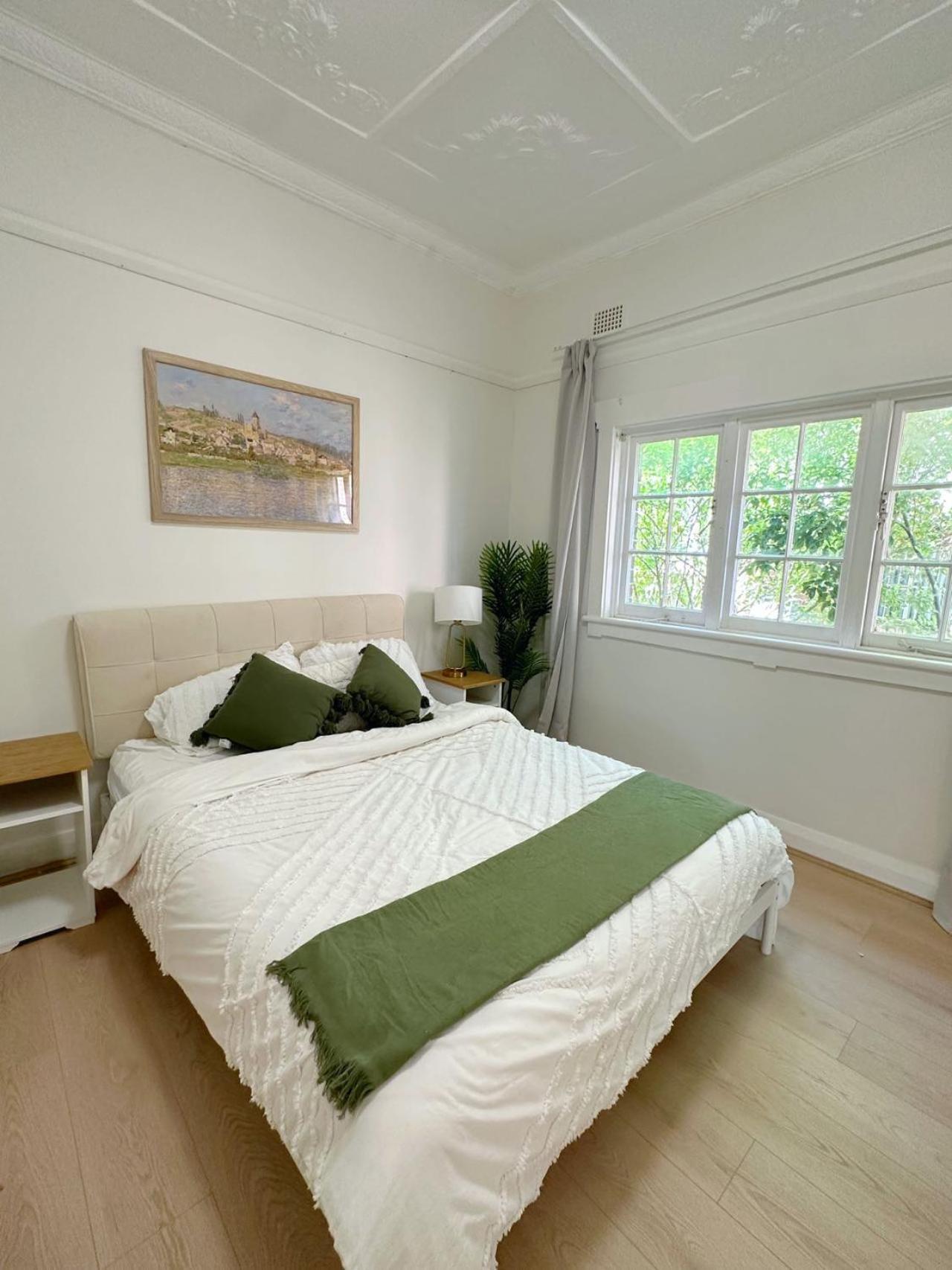 Three Bedroom House Within Walking Distance To Light Rail Station Ferienhaus *