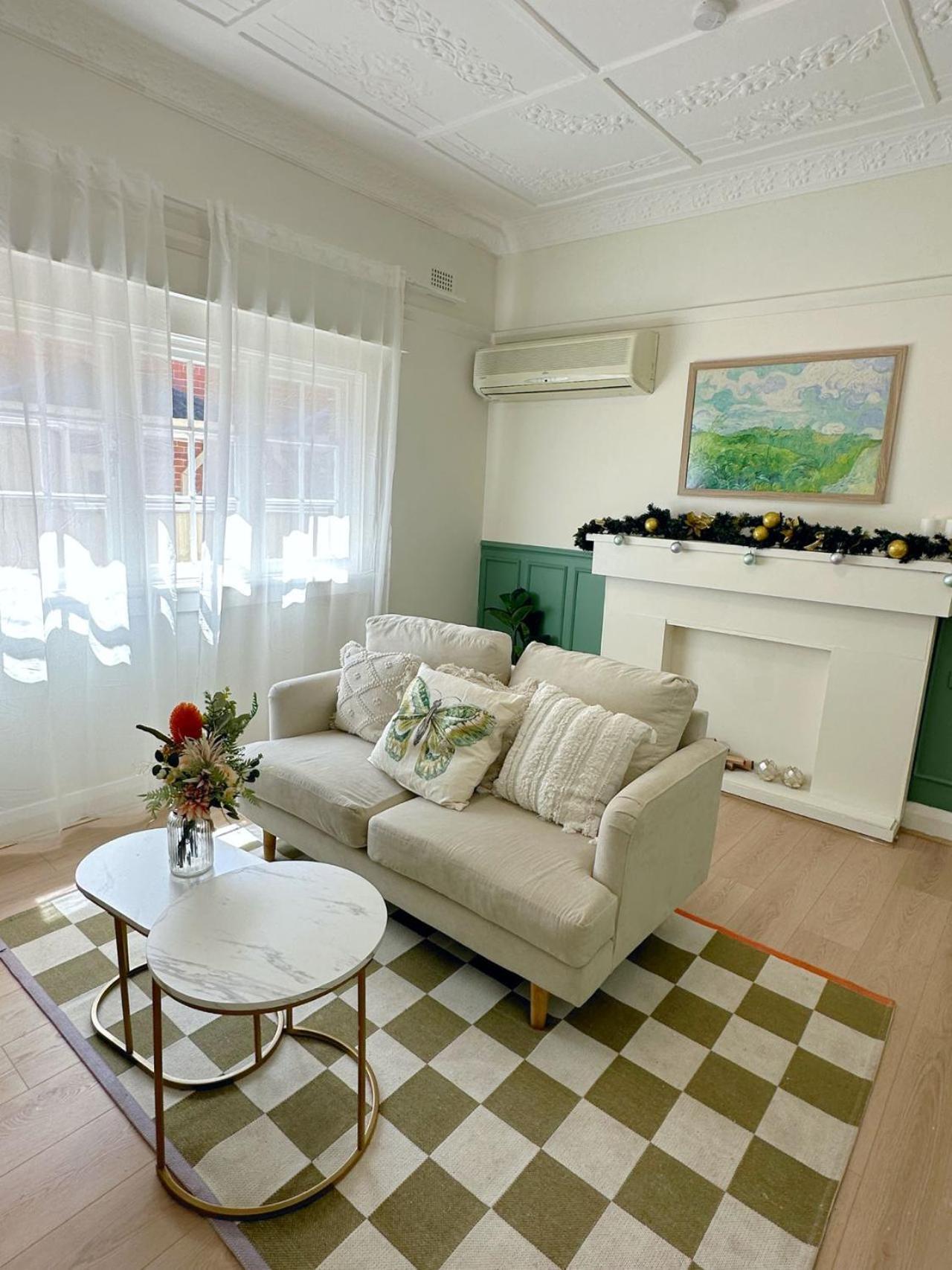 Three Bedroom House Within Walking Distance To Light Rail Station Ferienhaus